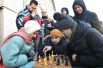 Покупатели, ожидающие старта продаж смартфона iPhone X, играют в шахматы в очереди у магазина re:Store на Тверской улице в Москве. 